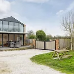 Jenny's Barn - Sleeping 9, Dog Friendly * Staveley (Yorkshire)